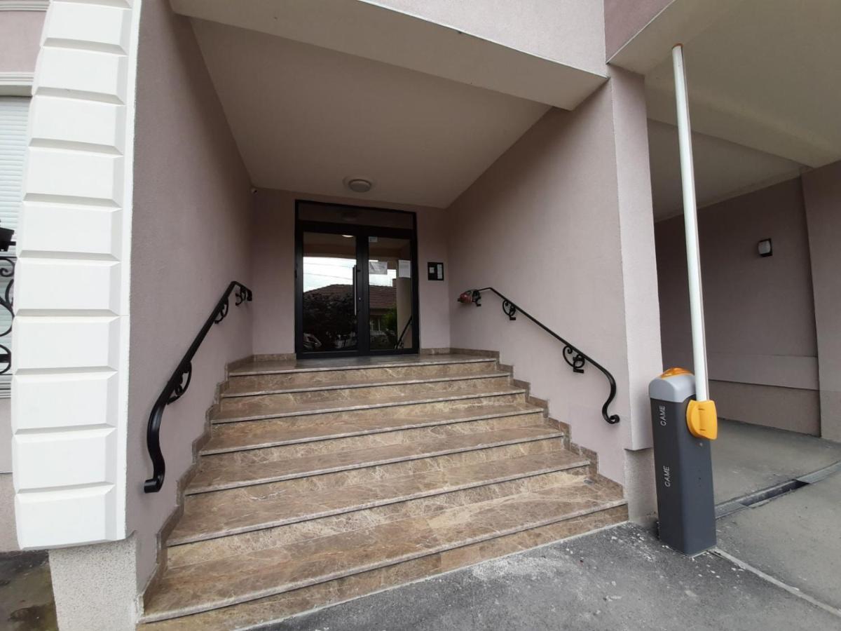San Apartment Cacak Bagian luar foto